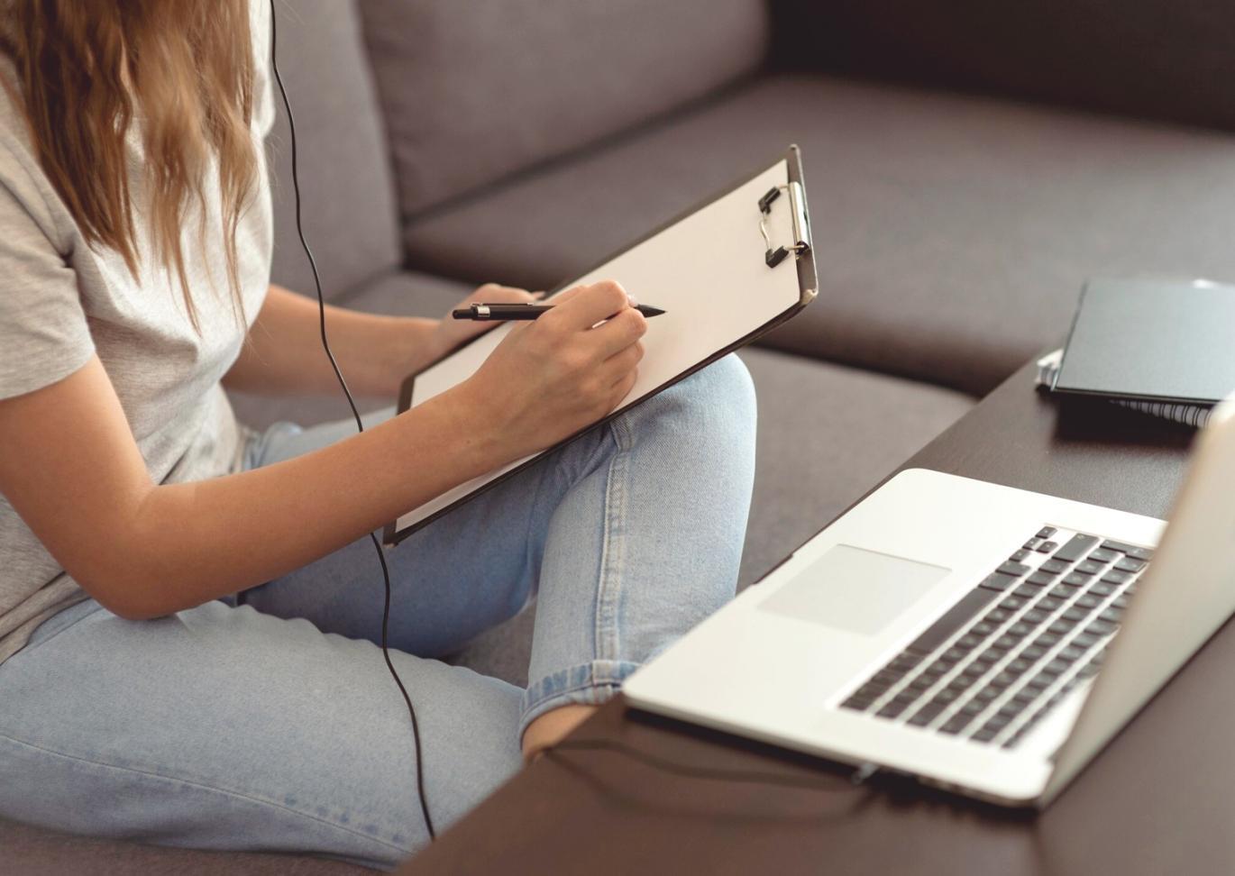 Mesa de trabajo con análisis financiero y herramientas profesionales